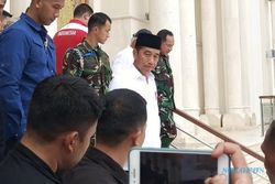 Presiden Jokowi Salat Jumat di Masjid Agung Madaniyah Karanganyar