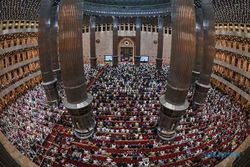 Ribuan Umat Islam Salat Tarawih Hari Pertama di Masjid Istiqlal Jakarta