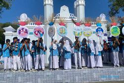 Ratusan Siswa SMP Muhammadiyah 1 Solo Bentangkan Sarung di Depan Balai Kota
