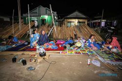 Antisipasi Gempa Susulan, Warga Pulau Bawean Gresik Tidur di Luar Rumah