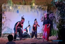 Teater Ruang Hening Pentaskan Wayang Pancasila di Sanggar Perwathin Solo
