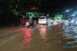 Hujan Deras Picu Banjir di Jalan Bayat-Cawas Klaten, Warung Mi Tutup Lebih Awal