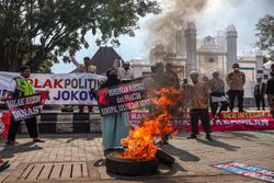 Minta Jokowi Mundur, Peserta Demo Bakar Ban di Depan Balai Kota Solo
