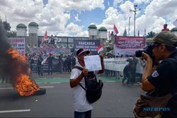 Massa Pro Hak Angket Demo di Depan Gedung DPR/MPR RI