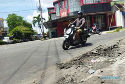 Jl. Gotong Royong dan Jl. Martadinata Rusak Parah, Warga Berharap Perbaikan