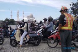 Jl Tentara Genie Pelajar Nusukan Padat, Warga Gotong Royong Urai Kemacetan