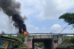 Breaking News! Mobil Mendadak Terbakar di Atas Underpass Santren Tol Boyolali