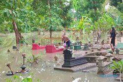Warga Lakukan Tradisi Nyekar di Permakaman Ngawi yang Terendam Banjir