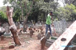 Cerita Pembersih Makam TPU Bergota Semarang, Raup Rp10 Juta dari Warga Nyekar