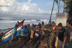 Perahu Nelayan di Bantul Terbalik Dihantam Ombak saat Hendak Melaut
