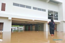 Bengawan Solo Meluap, Parkiran RSUD Ngawi Terendam Banjir hingga 30 Cm