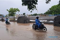 Hujan Deras Picu Genangan Air di Kawasan Revitalisasi Alun-alun Kidul Solo