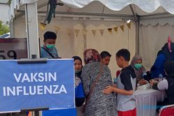 Vaksinasi Influenza dan Medical Checkup oleh RS UNS di CFD Solo Diserbu Warga