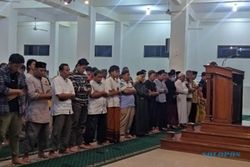 160-An Orang Khusyuk Salat Tarawih Perdana di Masjid Balai Muhammadiyah Solo