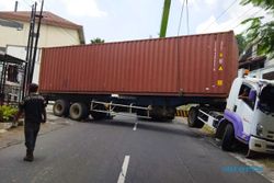 Truk Terperosok di Jl. Sutoyo, Dishub: Tak Ada Izin Dispensasi Masuk Jalan Kota