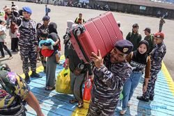 TNI AL Berangkatkan Ratusan Peserta Angkutan Balik Gratis dengan Kapal Perang