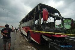 Diduga Korsleting, Bus Agra Mas Terbakar di Gerbang Tol Tegal