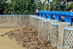 Sebabkan Banjir, Tumpukan Sampah di Bendung Pilang Sukoharjo bakal Disingkirkan