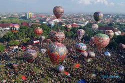 Keren! 30 Balon Udara Tambat Hiasi Langit Pekalongan Meriahkan Tradisi Syawalan