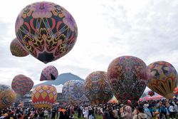 Potret Indahnya Warna Warni Balon Udara Menghiasi Langit Wonosobo