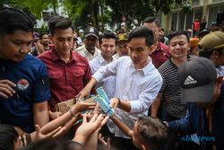 Wapres Terpilih Gibran Blusukan Bagikan Susu Gratis ke Warga di Jakarta Utara