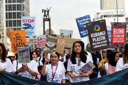 Aksi Long March dan Pungut Sampah Peringati Hari Bumi di CFD Jakarta