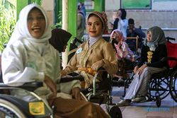 Aksi Siswa SLB YPAC Solo Tampil dalam Fashion Show Peringatan Hari Kartini
