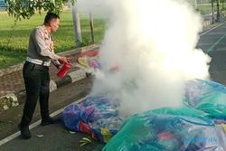 Waduh, Balon Udara Terbakar Nyaris Menimpa Pengguna Jalan di Trenggalek