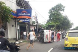 Angkut Rombongan Pegawai Dinkes, Mobil Ambulans Terguling di Tulungagung