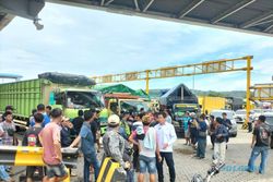 Tak Kunjung Masuk Kapal, Puluhan Supir Truk di Pelabuhan Bakauheni Protes