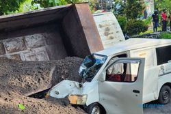 Tak Kuat Menanjak, Truk Pasir Oleng dan Timpa Sejumlah Kendaraan di Semarang