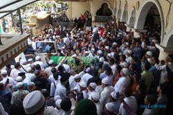 Jenazah Politisi Senior PKS Quatly Alkatiri Disalatkan di Masjid Assegaf Solo