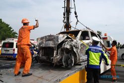 Gran Max Kecelakaan di KM 56 Tol Jakarta-Cikampek Kemungkinan Mobil Travel