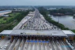 Penampakan Antrean Panjang Mobil di GT Cikampek Utama pada Puncak Arus Balik