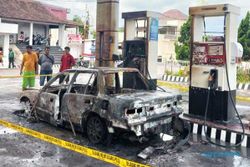 Penampakan Mobil Sedan Hangus Terbakar di SPBU Ngadirojo Wonogiri