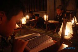 Khusyuk, Puluhan Anak di Solo Tadarus Bersama dengan Penerangan Lampu Ting