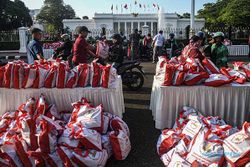 Presiden Jokowi Bagikan Sembako ke 1.000 Warga di Depan Istana Merdeka