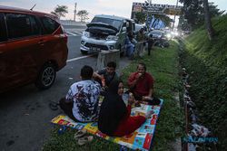 Momen Pemudik Buka Puasa di Bahu Jalan Tol Semarang-Bawen