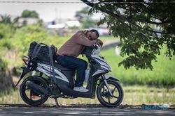Melepas Lelah, Pemudik Sepeda Motor Tidur di Tepi Jalan Pantura Indramayu