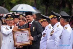 Mendagri Serahkan Penghargaan Kepala Daerah Berprestasi di Peringatan Hari Otda