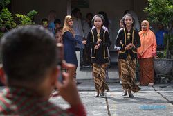Peringati Hari Kartini, Siswa SDN Kepatihan Solo Ikuti Fashion Show Kebaya