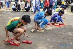 Seru! Ratusan Siswa Adu Cepat Lomba Permainan Tradisional di Semarang
