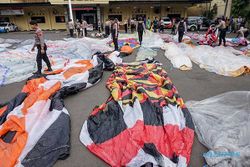Polisi Rilis Hasil Penertiban Puluhan Balon Udara Liar & Petasan di Pekalongan