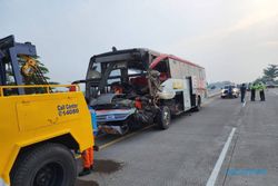 Bus Eka Seruduk Truk Muatan Keramik di Tol Kebakkramat Karanganyar, 1 MD 4 Luka