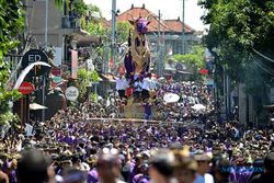 Ribuan Warga Iringi Prosesi Upacara Pelebon Tokoh Adat di Ubud Bali