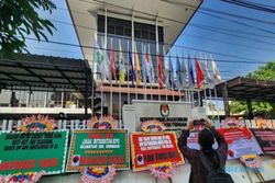 Terancam Tak Dilantik, Caleg PDIP Kirim Karangan Bunga ke KPU Jateng
