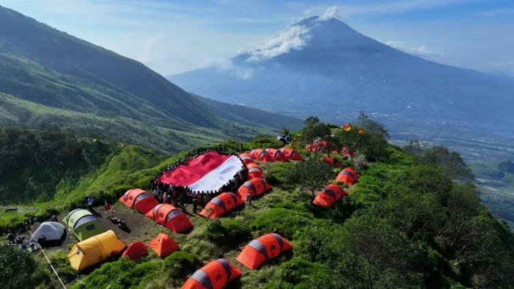 EIGER Adventure dan 100 Perempuan Rayakan Hari Kartini di Puncak Gunung Kembang