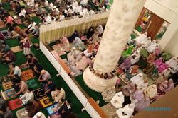 Ribuan Warga Salat Idulfitri di Masjid Agung Sukoharjo bersama Bupati Etik