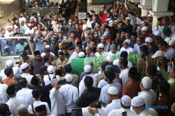 Ratusan Orang Ikuti Salat Jenazah Quatly Abdulkadir Alkatiri di Masjid Assegaf