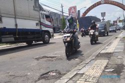 Jl Adi Sumarmo Colomadu Karanganyar Rusak Parah dan Jadi Penyebab Kecelakaan